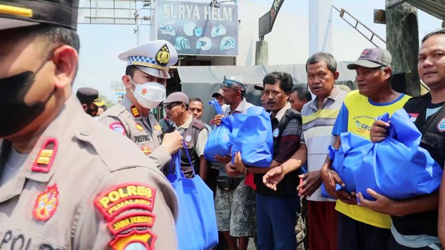 Forkopimda Pemalang Turun Langsung Salurkan Bansos pada Warga Terdampak Penyesuaian Harga BBM