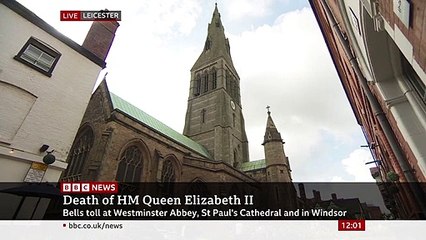 下载视频: Disparition de la Reine Elisabeth II - Les cloches des églises ont retenti à la mi-journée dans tout le Royaume-Uni en hommage à la reine - VIDEO