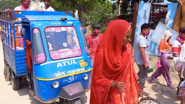 Ganesh Visarjan: ढोल-नगाड़ों पर नाचते-गुलाल उड़ाते किया गणेश विसर्जन