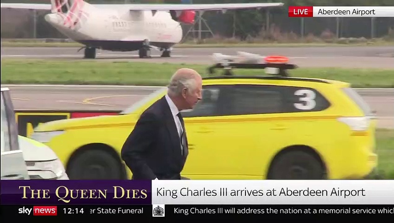 Disparition de la Reine Elisabeth II - Regardez le roi Charles III quitter avec son épouse l'aéroport d'Aberdeen en Ecosse pour rejoindre Londres - VIDEO