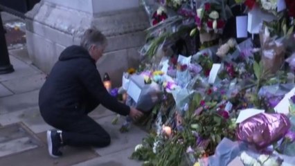 Omaggi a Buckingham Palace per la regina: ha fatto tanto per noi