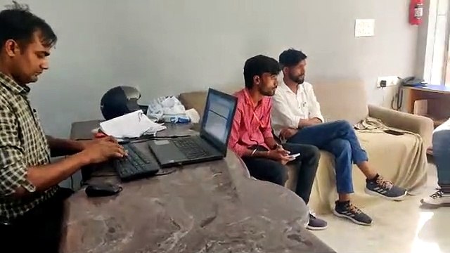 स्पैरो कंपनी के दो कर्मचारियों को बीस हजार रुपए की रिश्वत लेते दबोचा