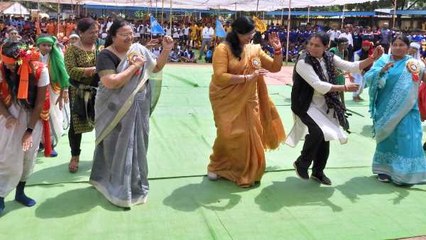 Video: छत्तीसगढ़ी गीत पर जमकर झूमीं मंत्री अनिला भेंडिया और विधायक संगीता, बच्चों संग किया डांस