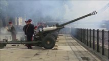 96 salvas rinden homenaje a la reina en los lugares más emblemáticos de Reino Unido