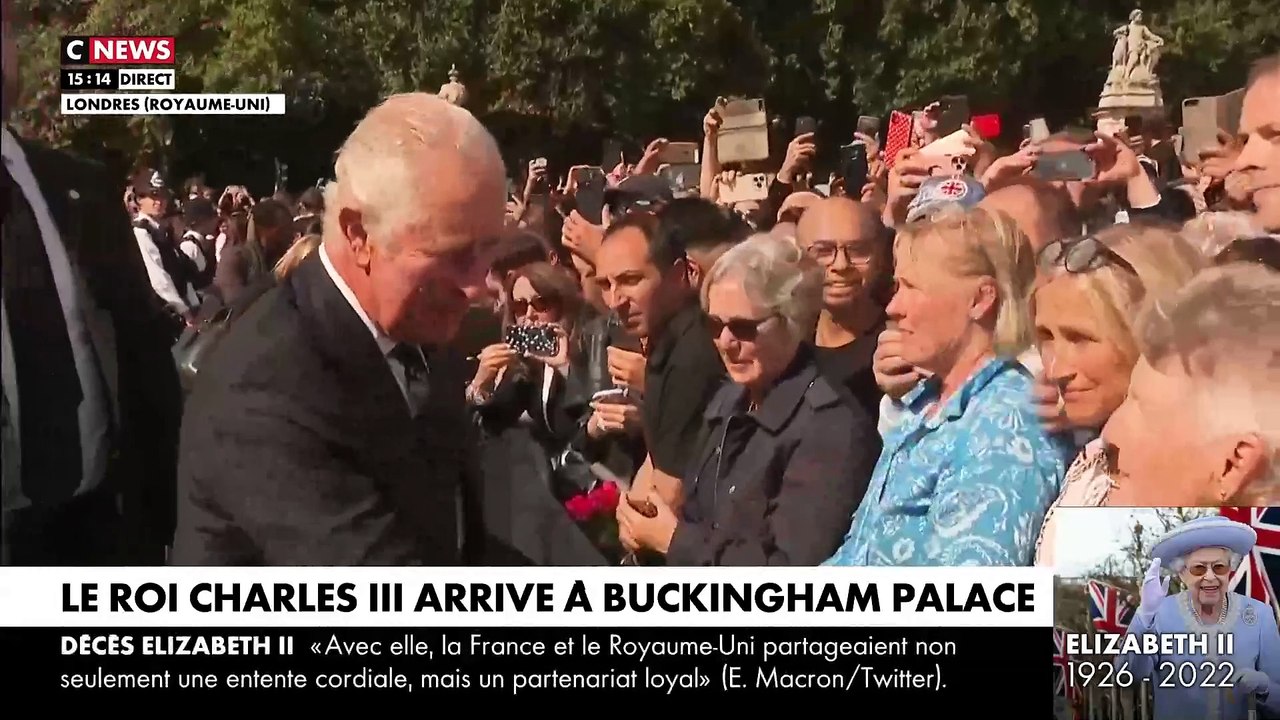 Disparition de la Reine Elisabeth II: Découvrez les premières images du premier bain de foule du nouveau roi d'Angleterre au palais de Buckingham - Certaines personnes lui ont même fait la bise