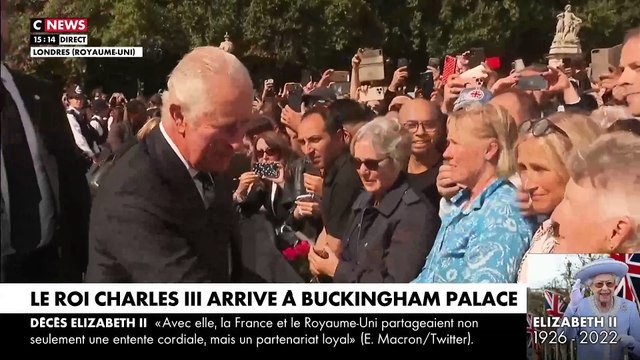 Disparition de la Reine Elisabeth II: Découvrez les premières images du premier bain de foule du nouveau roi d'Angleterre au palais de Buckingham - Certaines personnes lui ont même fait la bise