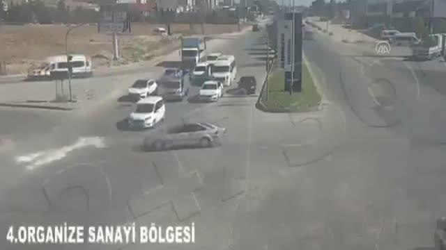 GAZİANTEP - Trafik kazaları güvenlik kameralarına yansıdı