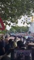 توافد الحشود أمام قصر باكنغهام.. والملك تشارلز يتلقى التهاني من الشعب (فيديو وصور)