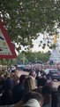 توافد الحشود أمام قصر باكنغهام.. والملك تشارلز يحيي الشعب (فيديو وصور)