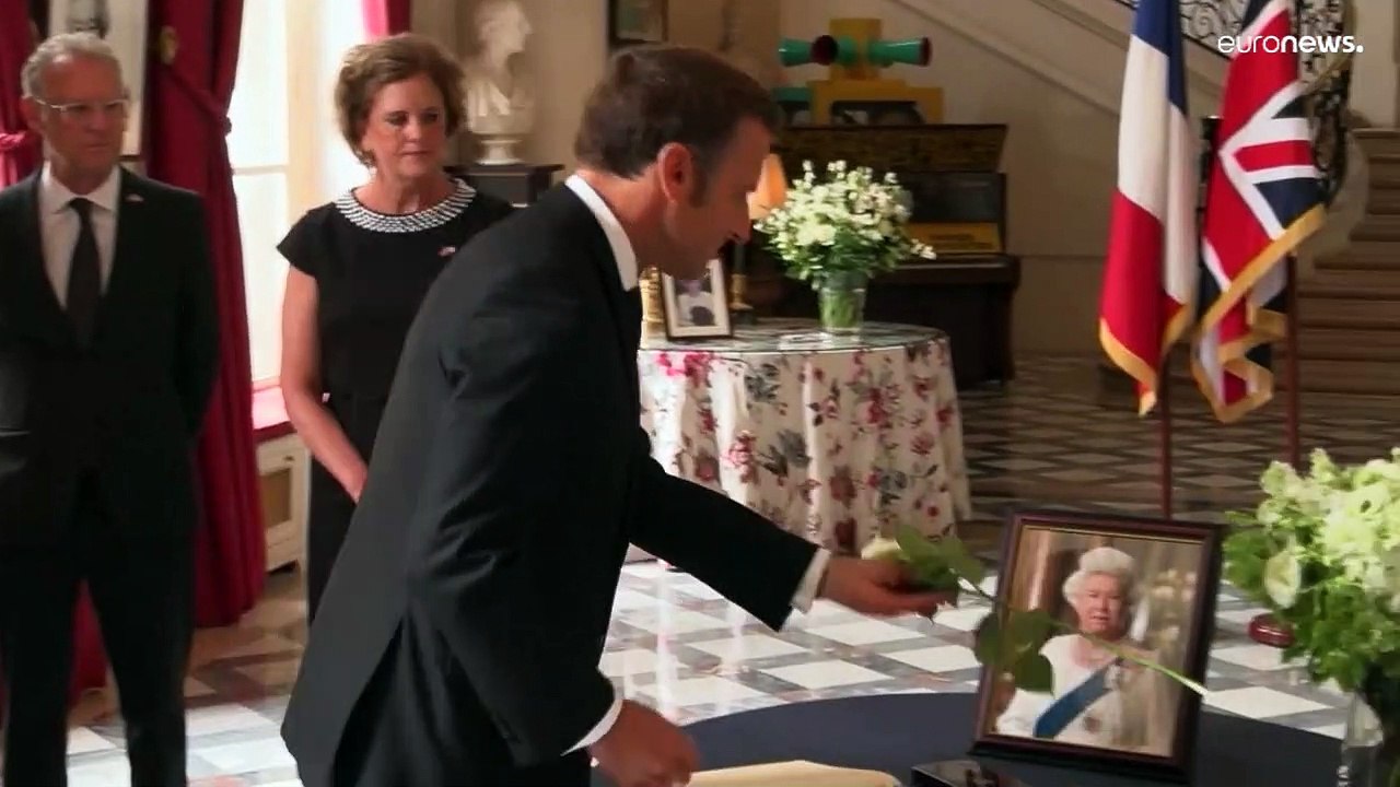 Mort d'Elizabeth II : Emmanuel Macron a signé le registre de condoléances à l'ambassade britannique