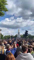 الملك تشارلز يحيي الشعب البريطاني