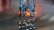 Ordigni incendiari in centro a Milano: il momento in cui brucia il primo congegno in via Larga