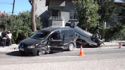 İki hafif ticari aracın çarpıştığı kazada 7 kişi yaralandı