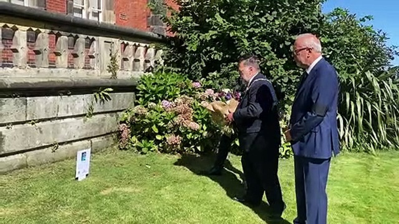 Scarborough Council leaders lay flowers in memory of Her Majesty the Queen