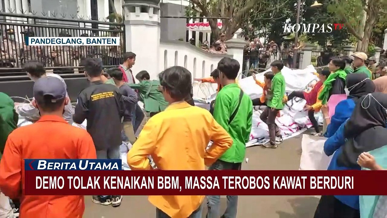 Ricuh, Mahasiswa Massa Demo Tolak Kenaikan BBM Blokade Jalan dan Terobos Kawat Berduri