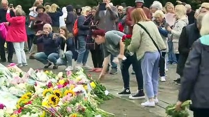 Campanadas, cañonazos y flores en memoria de la reina Isabel II