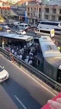 Avcılar Şükrübey’de iki metrobüs çarpışarak kaza yaptı
