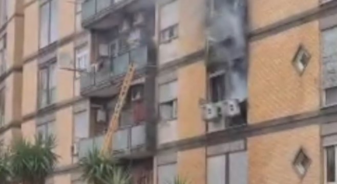 Roma, incendio in appartamento in zona Ostiense: soccorsa donna rimasta bloccata in casa (09.09.22)