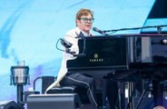 Elton John presta homenagem à rainha Elizabeth durante show no Canadá