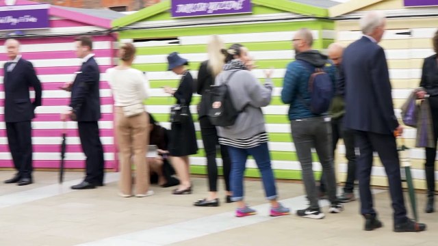 Mourners arrive in their hundreds for the service of remembrance at St Paul's Cathedral