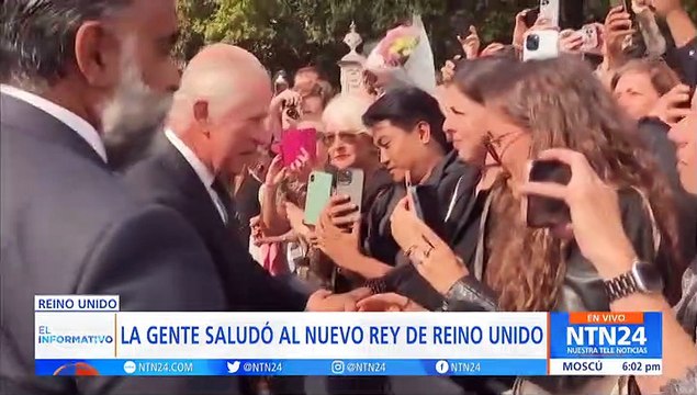 Rey Carlos III saludó a la multitud en el Palacio de Buckingham tras la muerte de su madre, la reina Isabel II