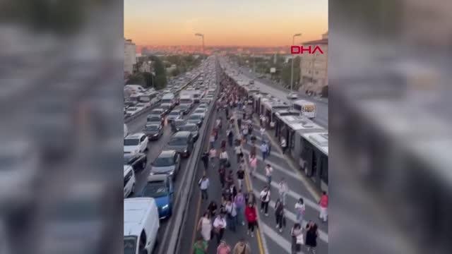 Son dakika haberi | İSTANBUL-METROBÜS KAZASI NEDENİYLE YOLCULAR DURAKLARA YÜRÜYEREK ULAŞTI