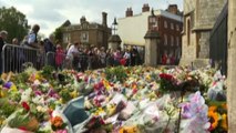 I cancelli di Windsor coperti di fiori per la Regina Elisabetta