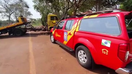 Automóvel apresenta falha mecânica e cai dentro do lago, em Apucarana