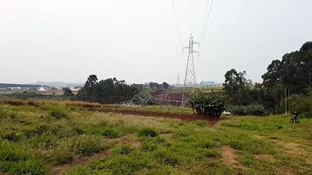 Ventos fortes derrubam torre de energia elétrica na Região da FAG