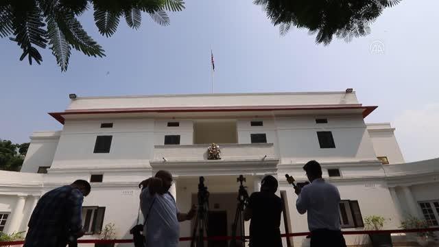 Son dakika haberleri | YENİ DELHİ - Kuveyt'in Hindistan Büyükelçisi Jasem Ibrahim Al Najem Kraliçe II. Elizabeth'in ölümünün ardından taziye defterini imzaladı