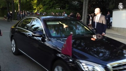 Los Reyes firman el libro de condolencias en la embajada del Reino Unido