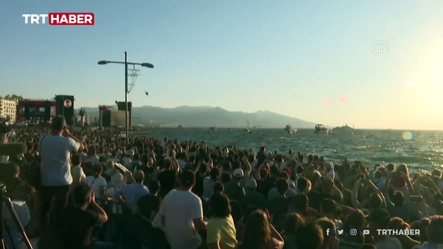 İzmir'in 100. kurtuluş günü kutlamalarında helikopterler zeybek gösteri yaptı