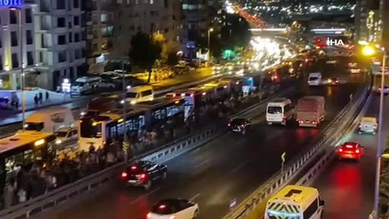 Metrobüs güzergahında insan seli... Saatlerce yol yürüdüler!