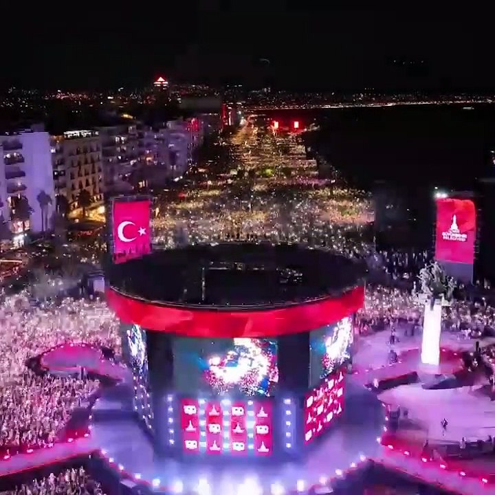 İzmir Gündoğdu Meydanı'nda muhteşem görüntüler!