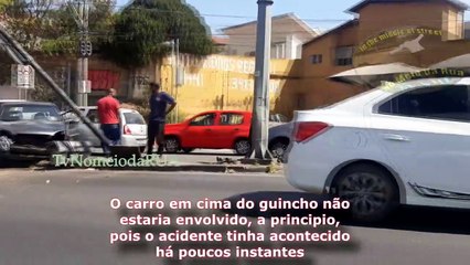 CARRO AMASSOU 4 lados derrubando Semáforo em BH na Pedro II