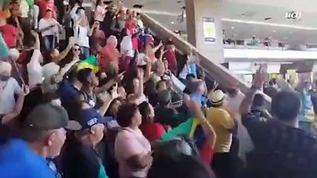 Petistas cantam 'A pipa do vovô não sobe mais' para bolsonarista