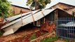 Moradores pedem ajuda após forro de casa ser arrancado pelos fortes ventos, no Bairro Morumbi