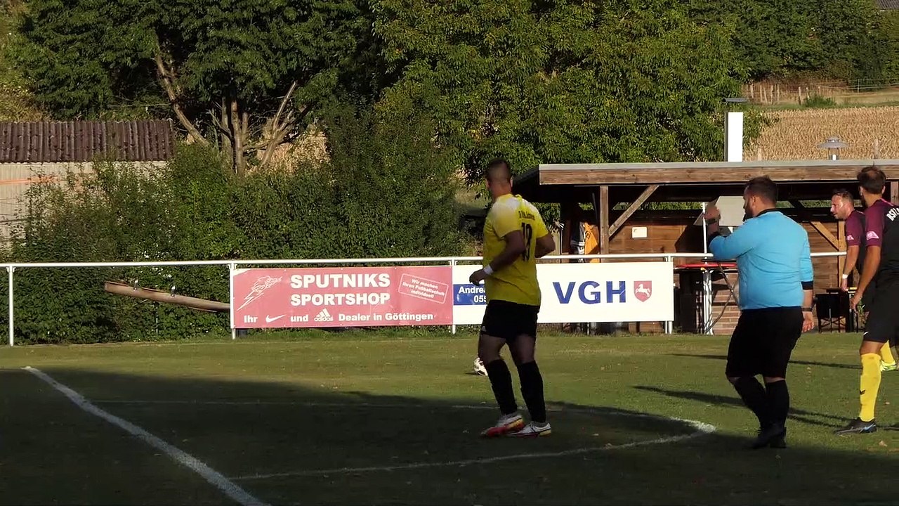 Freistoß von Willi Dellmann (Bovenden II) an das Lattenkreuz des TSV Groß Schneen
