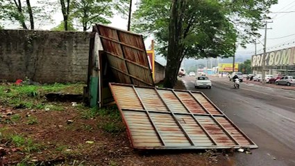 Portão é derrubado pelo vento durante temporal na Rua Jacarezinho