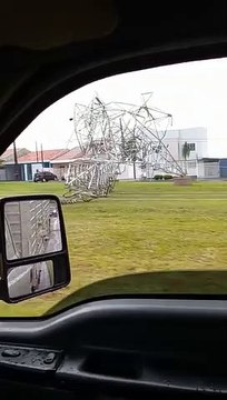 Temporal derruba torre, árvores e destelha casas em Cascavel; vídeo