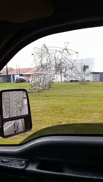 Temporal derruba torre, árvores e destelha casas em Cascavel; vídeo