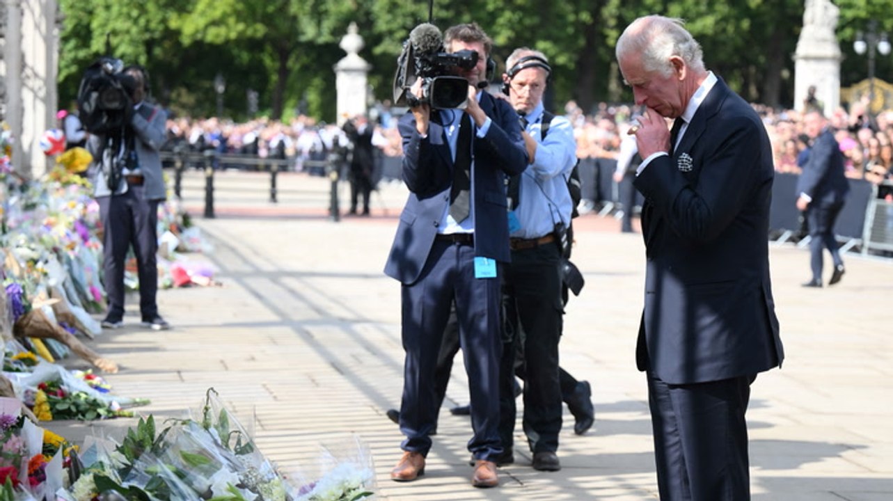 König Charles III.: Emotionale Bilder - Monarch trifft auf trauernde Bevölkerung