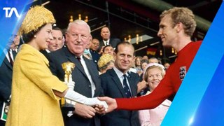 El día que La reina Isabel II entregó la Copa del Mundo a Inglaterra