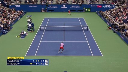 Alcaraz est venu à bout de Tiafoe après 5 sets intenses : la balle de match qui l'envoie en finale