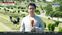 이어지는 성묘객 발길…정성스레 준비한 꽃다발·음식