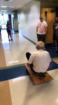 70 yaşındaki fizik profesörünün ders anlatım şekli izleyenleri gülümsetti