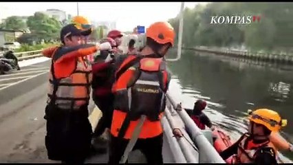 Download Video: Evakuasi Korban Laka Lantas Mobil Terjun ke Sungai di Grogol, Korban Ditemukan Tak Bernyawa