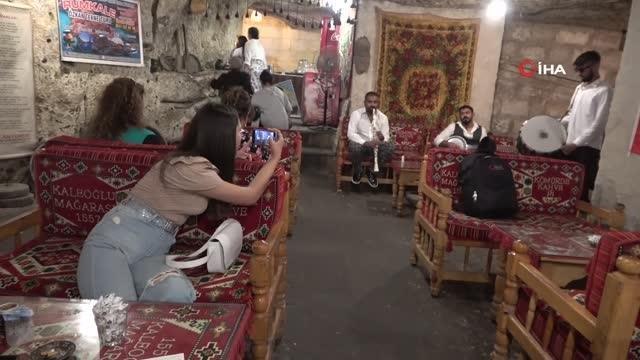 Artan sıcaklardan bunalanlar mağarada serinliyor