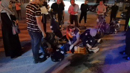 Üçü çocuk beş kişinin bindiği mobilete otomobil çarptı