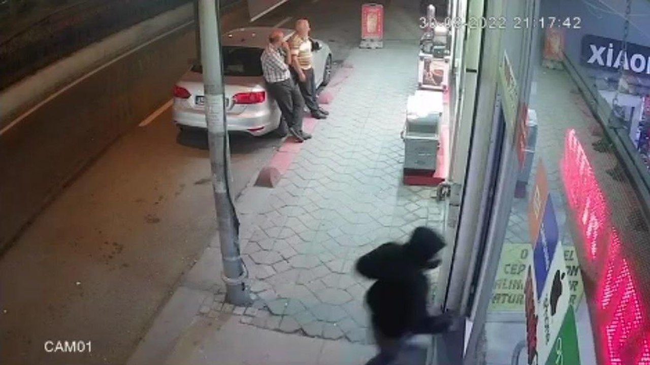 İade etmek istediği telefonu almayan iş yeri sahibini vurdu